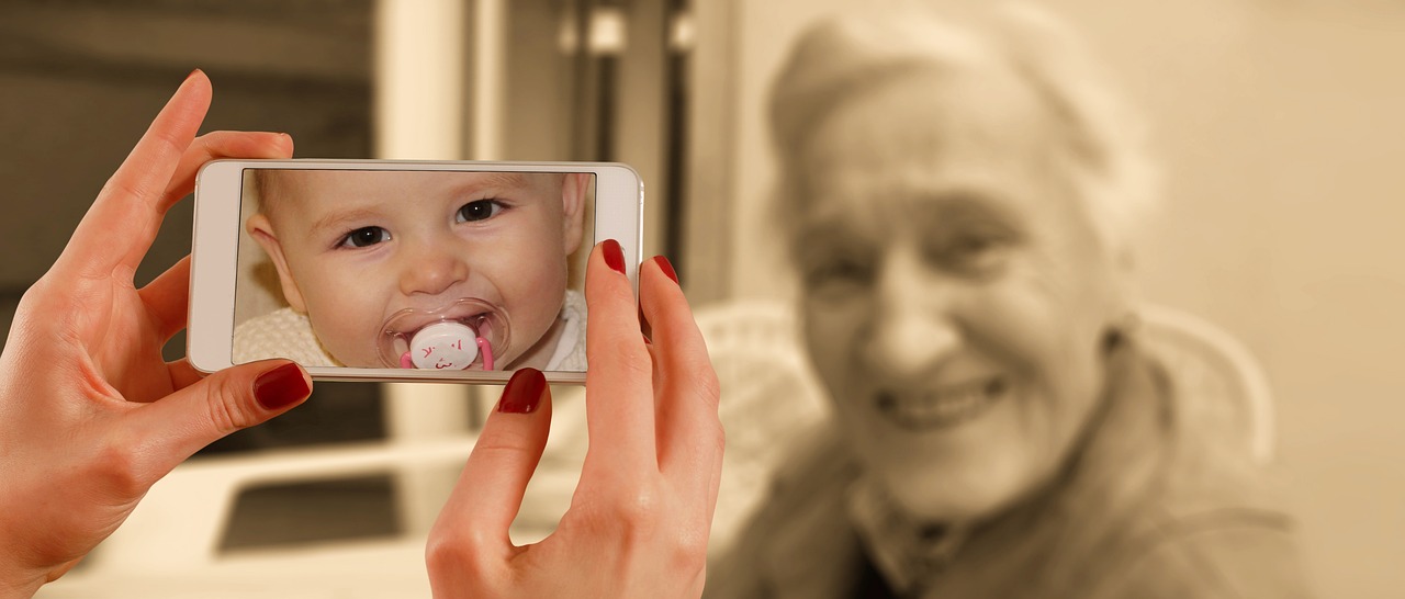 ¿Qué diente se cae primero ya qué edad?
