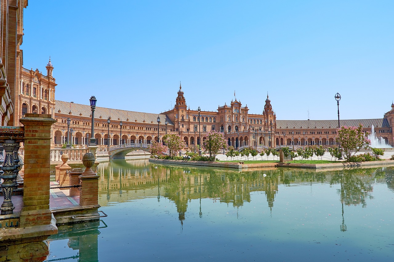 ¿Que simboliza la Plaza de España de Sevilla?