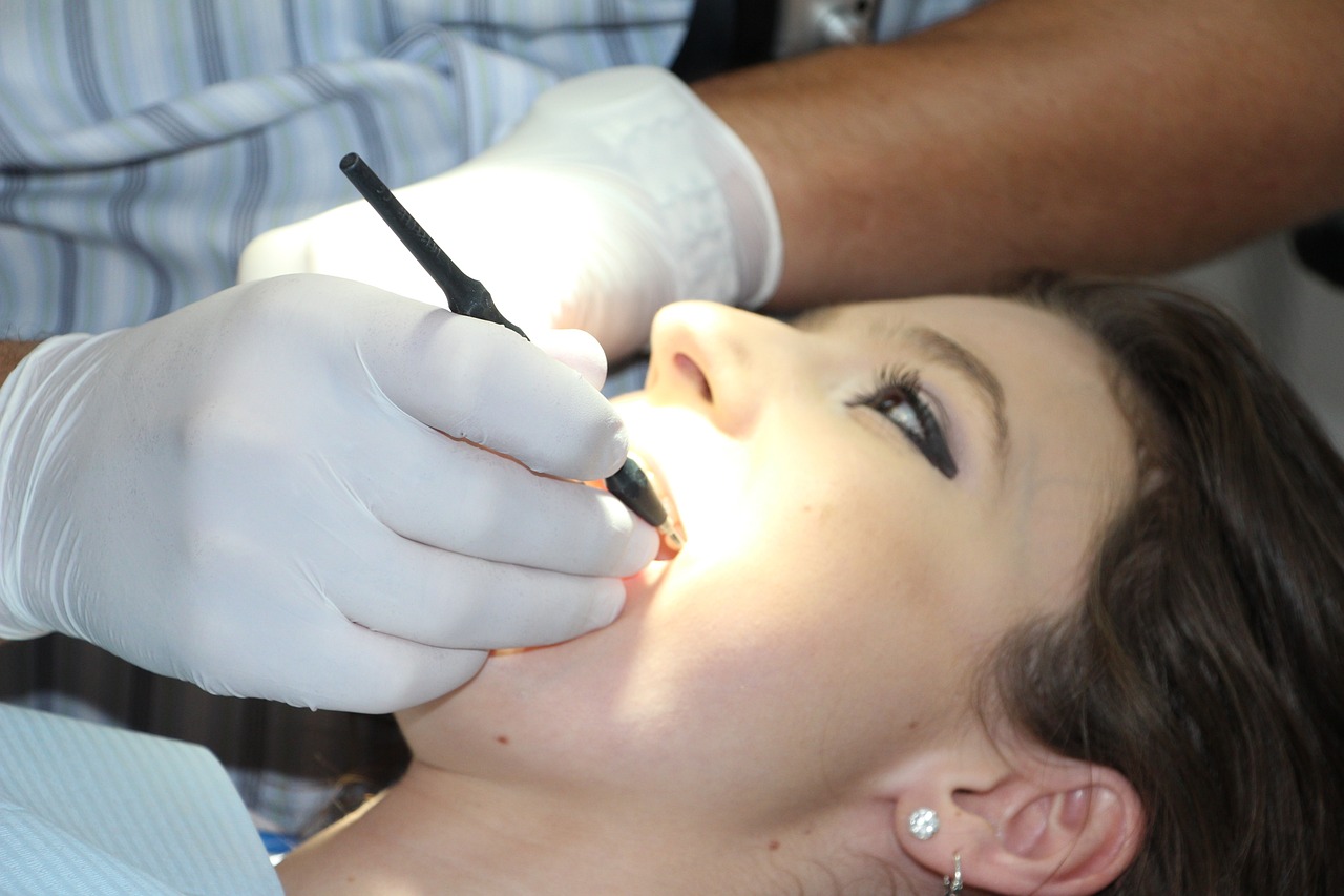 ¿Cómo se puede hacer una limpieza dental en casa?
