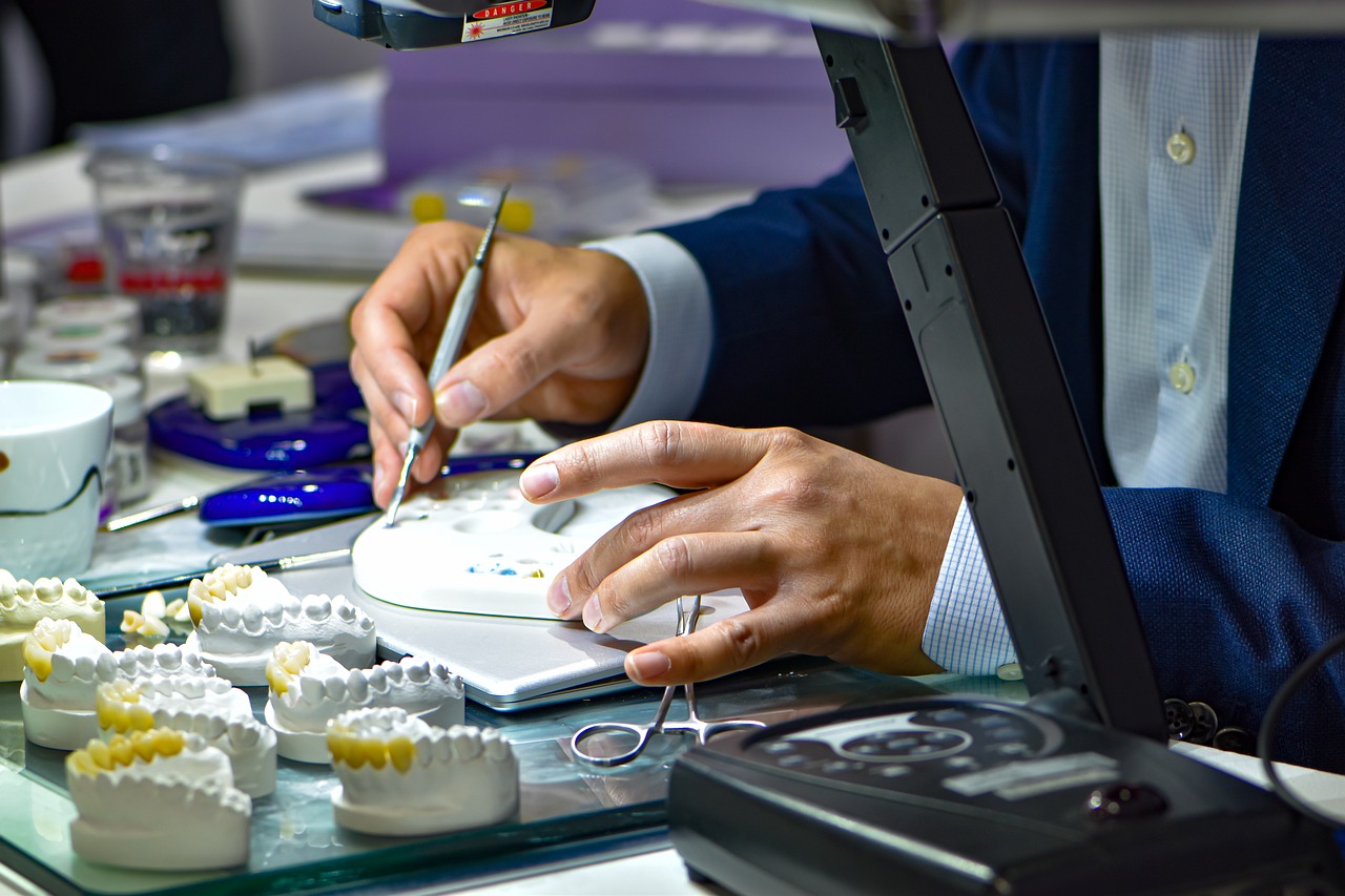¿Cuánto cobra un protésico dental al mes?