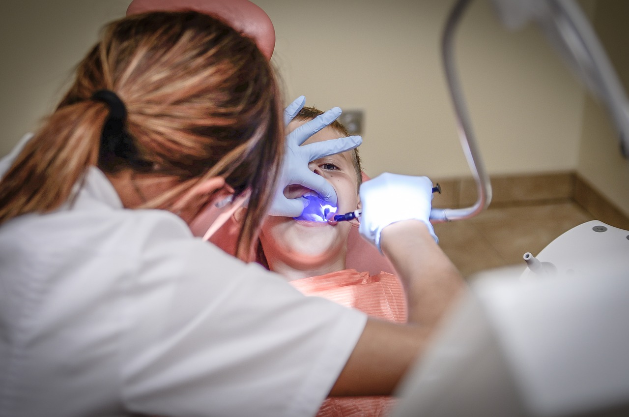 ¿Cuánto cobra un dentista para sacar una muela?