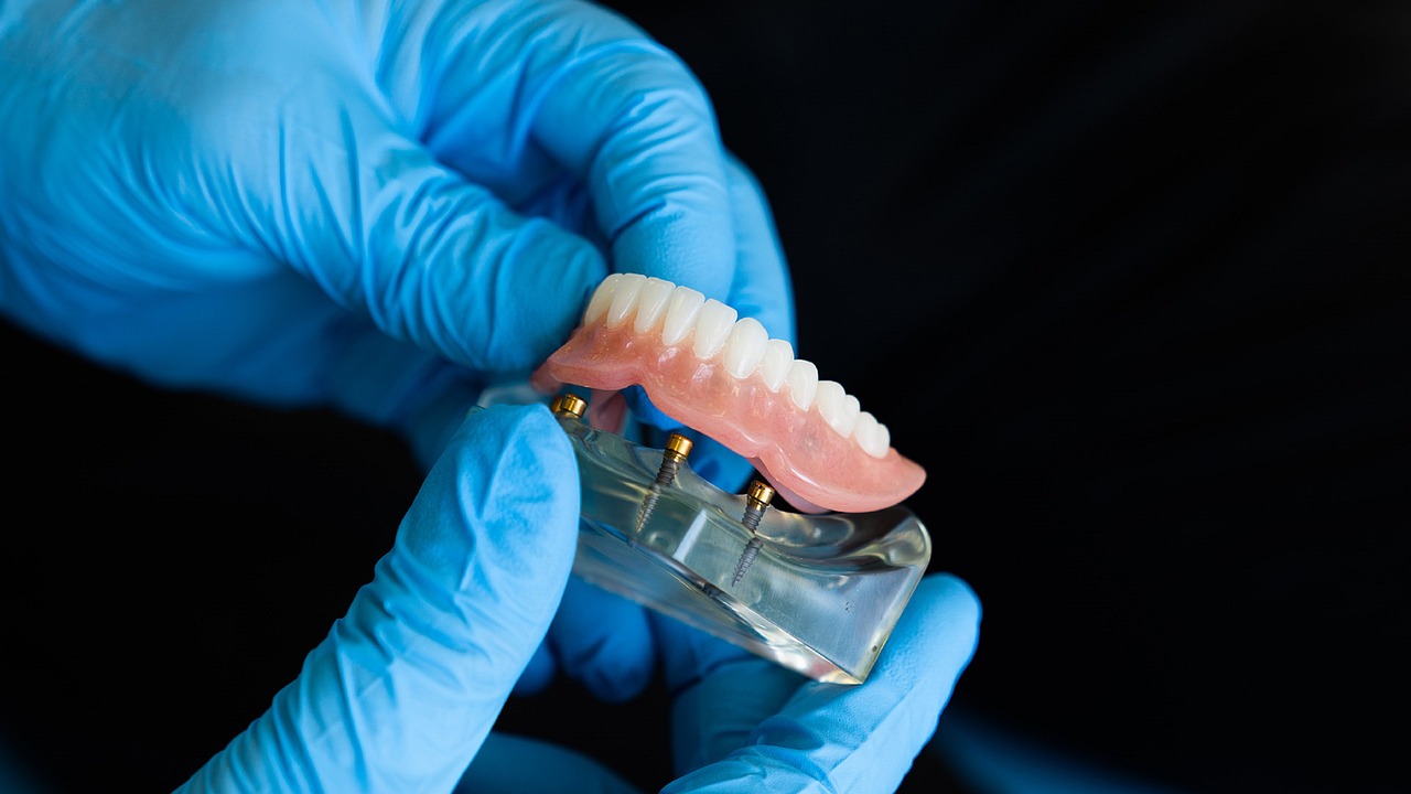 ¿Quién puede dirigir un laboratorio de prótesis dental?